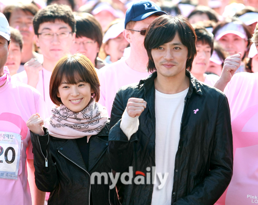 유방암 퇴치 캠페인인 핑크리본 마라톤 대회 참석한 장동건-송혜교!