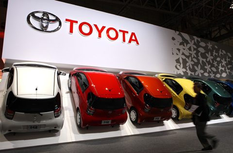 ▲ 지난 10월 일본 지바현에서 열린 도쿄모터쇼에서 도요타가 자사의 소형차인 iQ를 전 시하고 있다. 도요타, 닛산 등은 내년 미국에 iQ 등 소형차를 잇따라 출시할 예정이다./블룸버그 뉴스